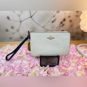 COACH Double Zipper Wristlet
Clutch Tan cream and blue Pebble Leather